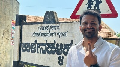 Kannada actor Daali Dhananjaya shared pictures on Twitter after voting.&nbsp; 