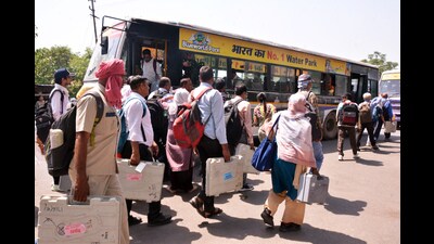Polling officials carry EVMs and other polling materials prior to leaving for respective polling stations on the eve of the second phase of Uttar Pradesh Civic Polls, at Galla Mandi, in Kanpur on Wednesday. (ANI Photo) Polling officials carry EVMs and other polling materials prior to leaving for respective polling stations on the eve of the second phase of Uttar Pradesh Civic Polls, at Galla Mandi, in Kanpur on Wednesday. (ANI Photo)