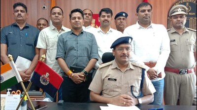 Varun Singla, SP (Nuh) address a press conference about network of cyber thugs and cyber fraud at their office in Nuh on Wednesday. (HT Photo)