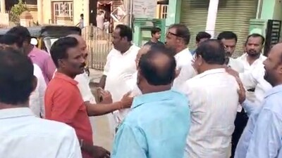 Clash broke out between the Congress and BJP workers in Karnataka's Chitradurga Clash broke out between the Congress and BJP workers in Karnataka's Chitradurga