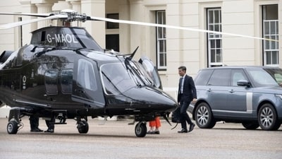 Rishi Sunak boards a helicopter at Wellington barracks London on Tuesday for a short flight to Southampton. (Mirror) Rishi Sunak boards a helicopter at Wellington barracks London on Tuesday for a short flight to Southampton. (Mirror)