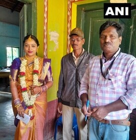 A bride casts her vote at polling booth number 165 in Chikkamagaluru. (ANI) A bride casts her vote at polling booth number 165 in Chikkamagaluru. (ANI)