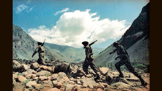Soldiers of the Indian Army during the Kargil War in July 1999. During the war, India’s responsible and restrained nuclear behaviour laid the foundation of the India-US strategic partnership and the dehyphenation of India from Pakistan in America’s South Asia policy. (HT PHOTO)