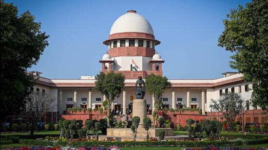 This is the second matter relating to the fight between the Centre and the Delhi government that will involve a Constitution bench verdict. The first, in July 4, 2018, interpreted the scope of power of Delhi Assembly under Article 239AA to hold that that besides land, police and public order (over which Centre has exclusive legislative authority), the LG cannot act independently on his own. (Sanchit Khanna/HT Photo)