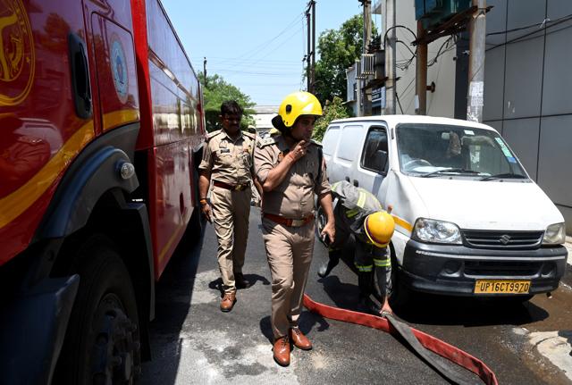 Two fire tenders were dispatched to the scene the fire was extinguished within 15 minutes. (Sunil Ghosh/HT Photo) Two fire tenders were dispatched to the scene the fire was extinguished within 15 minutes. (Sunil Ghosh/HT Photo)