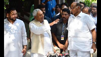 Bihar chief minister Nitish Kumar and deputy CM Tejashwi Prasad Yadav meets NCP chief president Sharad Pawar in Mumbai on Thursday. (HT PHOTO) Bihar chief minister Nitish Kumar and deputy CM Tejashwi Prasad Yadav meets NCP chief president Sharad Pawar in Mumbai on Thursday. (HT PHOTO)