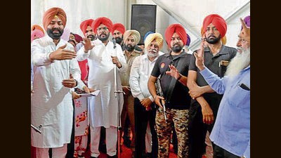 Cabinet ministers Kuldeep Singh Dhaliwal and Laljit Singh Bhullar along with PAU officials interacting with farmers at Punjab Agricultural University in Ludhiana on Thursday. (Gurpreet Singh/HT) Cabinet ministers Kuldeep Singh Dhaliwal and Laljit Singh Bhullar along with PAU officials interacting with farmers at Punjab Agricultural University in Ludhiana on Thursday. (Gurpreet Singh/HT)