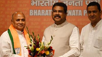 Former JDU leader Ramchandra Prasad (RCP) Singh joined BJP in the presence of union minister Dharmendra Pradhan. (Raj K Raj | Hindustan Times) Former JDU leader Ramchandra Prasad (RCP) Singh joined BJP in the presence of union minister Dharmendra Pradhan. (Raj K Raj | Hindustan Times)