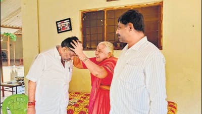 KPCC president DK Shivakumar made a quick visit to Kanakapura along with his brother and Congress MP DK Suresh, and met his mother Gouramma in Kodihalli. (HT Photo) KPCC president DK Shivakumar made a quick visit to Kanakapura along with his brother and Congress MP DK Suresh, and met his mother Gouramma in Kodihalli. (HT Photo)