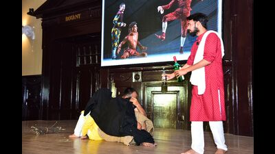 Lucknow University students enacting scenes from William Shakespeare’s plays.. (Sourced) Lucknow University students enacting scenes from William Shakespeare’s plays.. (Sourced)