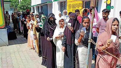 Voters in queue at a polling booth at Sanskrit Degree College, Robertsganj, in Sonbhadra. (HT Photo) Voters in queue at a polling booth at Sanskrit Degree College, Robertsganj, in Sonbhadra. (HT Photo)