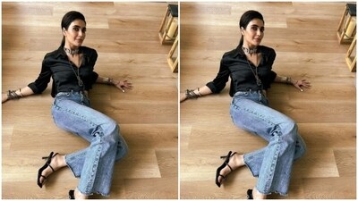 Karishma opted for a minimal makeup look for the pictures. In nude eyeshadow, black eyeliner, black kohl, mascara-laden eyelashes, drawn eyebrows, contoured cheeks and a shade of nude lipstick, Karishma aced the look to perfection. (Instagram/@karishmaktanna) Karishma opted for a minimal makeup look for the pictures. In nude eyeshadow, black eyeliner, black kohl, mascara-laden eyelashes, drawn eyebrows, contoured cheeks and a shade of nude lipstick, Karishma aced the look to perfection. (Instagram/@karishmaktanna)