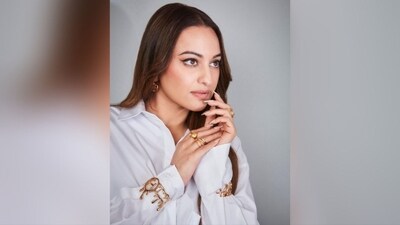 Assisted by make up artist Savleen kaur manchanda, Sonakshi decked up in nude eyeshadow, mascara-laden eyelashes, drawn eyebrows, winged eyeliner, contoured cheeks and a shade of nude lipstick. (Instagram/@aslisona) Assisted by make up artist Savleen kaur manchanda, Sonakshi decked up in nude eyeshadow, mascara-laden eyelashes, drawn eyebrows, winged eyeliner, contoured cheeks and a shade of nude lipstick. (Instagram/@aslisona)
