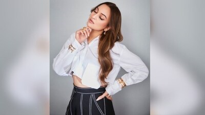 Assisted by hairstylist, Madhuri Nakhale, Sonakshi opted to keep her long tresses open with a middle partition and styled them in soft, wavy curls. (Instagram/@aslisona) Assisted by hairstylist, Madhuri Nakhale, Sonakshi opted to keep her long tresses open with a middle partition and styled them in soft, wavy curls. (Instagram/@aslisona)