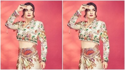 Assisted by makeup artist Shuraa Khan, nude eyeshadow, black eyeliner, black kohl, mascara-laden eyelashes, drawn eyebrows, contoured cheeks and a shade of maroon lipstick. (Instagram/@officialraveenatandon) Assisted by makeup artist Shuraa Khan, nude eyeshadow, black eyeliner, black kohl, mascara-laden eyelashes, drawn eyebrows, contoured cheeks and a shade of maroon lipstick. (Instagram/@officialraveenatandon)