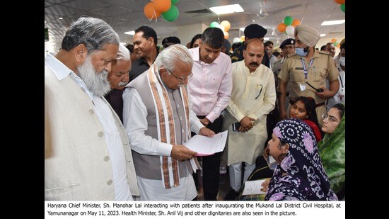 Chief minister Manohar Lal Khattar interacts with a patient in Yamunanagar.
