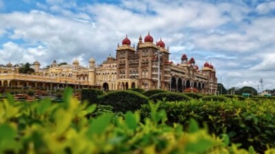 The Pink City of India, Jaipur, is a great destination for a mother-daughter trip. This city is known for its vibrant culture, beautiful architecture, and delicious cuisine. You and your mother can explore the City Palace, Hawa Mahal, and Amer Fort, and indulge in some shopping at Johari Bazaar or Bapu Bazaar. (Unsplash)