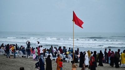 Rad flag flatters in Cox�s Bazar sea beach as a warning sign for upcoming cyclone Mocha in Cox�s Bazar on Friday. (AFP) Rad flag flatters in Cox�s Bazar sea beach as a warning sign for upcoming cyclone Mocha in Cox�s Bazar on Friday. (AFP)