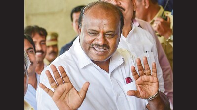 BJP and Congress leaders are trying to reach out to JD(S) leader HD Kumaraswamy, who is currently in Singapore BJP and Congress leaders are trying to reach out to JD(S) leader HD Kumaraswamy, who is currently in Singapore