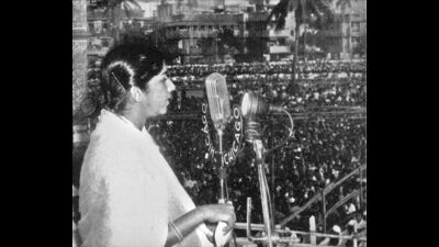 Lata Mangeshkar singing at Shivaji Park in 1960 during the Samyukta Maharashtra Movement. (HT Archive) Lata Mangeshkar singing at Shivaji Park in 1960 during the Samyukta Maharashtra Movement. (HT Archive)