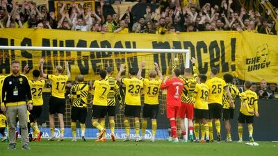 Borussia Dortmund players celebrate with fans (REUTERS)