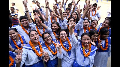 Students of celebrating after the announcement of CBSE results in Lucknow on Friday. (Deepak Gupta/ht) Students of celebrating after the announcement of CBSE results in Lucknow on Friday. (Deepak Gupta/ht)
