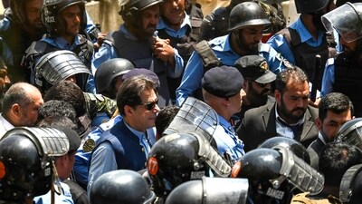 Policemen escort Pakistan's former Prime Minister Imran Khan (AFP/Representative image) Policemen escort Pakistan's former Prime Minister Imran Khan (AFP/Representative image)