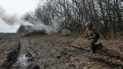Russia-Ukraine War: Ukrainian servicemen fire a self-propelled howitzer towards Russian troops. (Reuters)