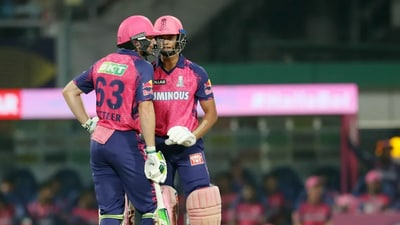 Jos Buttler talking to Yashasvi Jaiswal in KKR vs RR IPL 2023 match (IPL/BCCI) Jos Buttler talking to Yashasvi Jaiswal in KKR vs RR IPL 2023 match (IPL/BCCI)