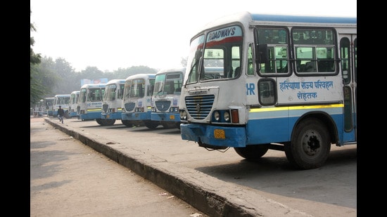 In a case of hit-and-run, a 46-year-old policeman with the Crime Investigation Department (CID) was allegedly crushed to death by a Haryana roadways bus on NH-73 in Yamunanagar. (HT file photo)
