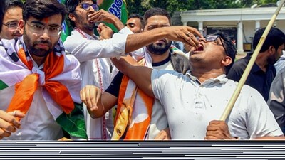 Congress workers and supporters distributed sweets and were seen dancing on the streets to the tune of drums. (ANI) Congress workers and supporters distributed sweets and were seen dancing on the streets to the tune of drums. (ANI)
