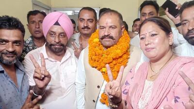 Aam Aadmi Party candidate Sushil Kumar Rinku (garlanded) with wife Sunita Rani and supporters after winning the Jalandhar Lok Sabha byelection on Saturday. (HT Photo) Aam Aadmi Party candidate Sushil Kumar Rinku (garlanded) with wife Sunita Rani and supporters after winning the Jalandhar Lok Sabha byelection on Saturday. (HT Photo)