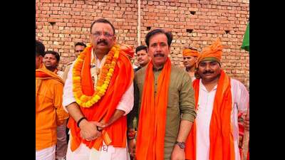 Born on June 30, 1971 in Ballia, Tiwari now lives in Varanasi’s Chhittupura Sigra. He has completed BA and LLB degrees and even holds a bachelor’s degree in journalism. (Sourc) Born on June 30, 1971 in Ballia, Tiwari now lives in Varanasi’s Chhittupura Sigra. He has completed BA and LLB degrees and even holds a bachelor’s degree in journalism. (Sourc)