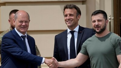 German Chancellor Olaf Scholz, left, shakes hands with Ukrainian President Volodymyr Zelenskyy, right, as French President Emmanuel Macron smiles at the Mariyinsky Palace in Kyiv, Ukraine, Thursday, June 16, 2022. (AP)