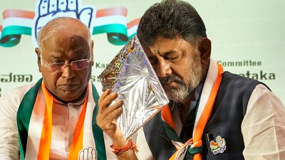 Congress president Mallikarjun Kharge with Karnataka Congress chief DK Shivakumar. (PTI file) Congress president Mallikarjun Kharge with Karnataka Congress chief DK Shivakumar. (PTI file)