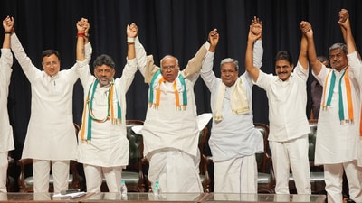 Congress President Mallikarjun Kharge with senior party leaders Randeep Singh Surjewala, Siddaramaiah, D.K. Shivakumar, K.C. Venugopal and B.K. Hariprasad during the celebrations after the party's win in Karnataka Assembly elections, in Bengaluru. (PTI)