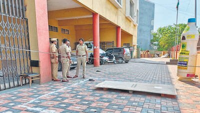 Police at the murder spot near the Talegaon Dabhade municipal council. (HT PHOTO)