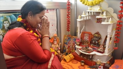 Sushma Kharwal offering prayers after getting elected as mayor of Lucknow. Sushma Kharwal offering prayers after getting elected as mayor of Lucknow.