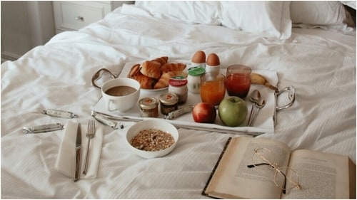 Surprise mom with a bed-in-breakfast on the morning of Mother's Day. (Pexels)
