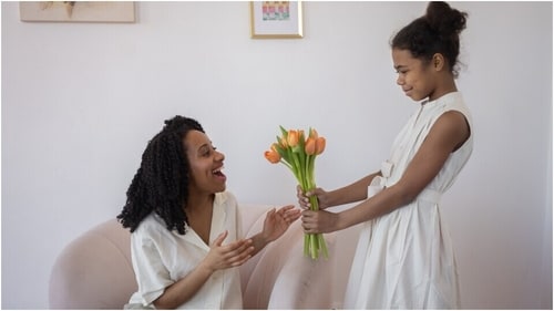Gift your mom flowers on Mother's Day. (Pexels)