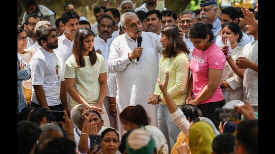 Haryana former chief minister Bhupinder Singh Hooda along with wrestlers Vinesh Phogat, Sakshi Malik, Sangeeta Phogat during their protest against the WFI president at Jantar Mantar in New Delhi on Saturday. (Raj K Raj/ HT)