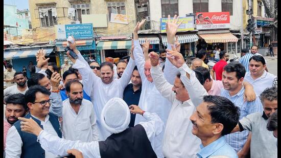 JKPCC chief Vikar Rasool Wani and other members celebrating the Congress’ win in Karnataka elections, in Jammu. (HT Photo)