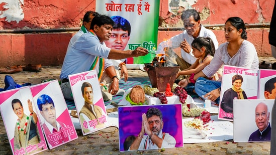 Congress supporter Phool Singh performs a havan at AICC headquarters on the counting day of Karnataka Assembly polls, in New Delhi.(PTI)