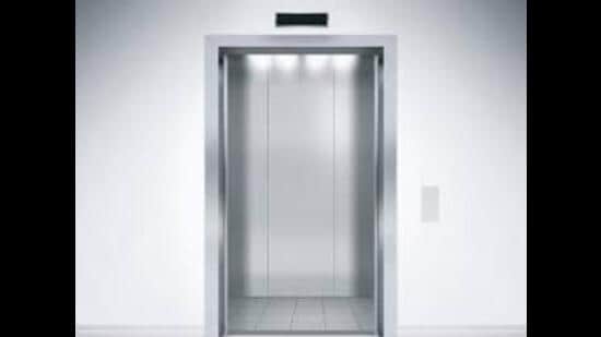 The hotel staff called police when they failed to rescue those trapped inside the lift. (For Representation)