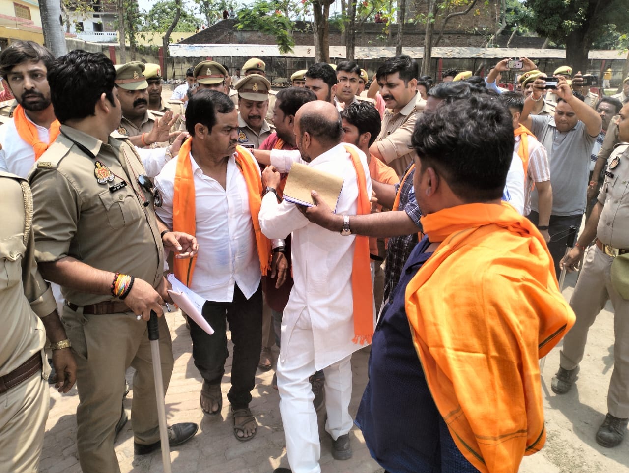 Supporters of BJP candidate Vinay and SP's agent Bijendra Pal Yadav came face to face at the counting site in Padrauna Municipality. The police handled it with difficulty. Supporters of BJP candidate Vinay and SP's agent Bijendra Pal Yadav came face to face at the counting site in Padrauna Municipality. The police handled it with difficulty.