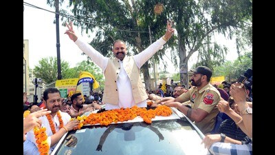 Aam Aadmi Party (AAP) party candidate Sushil Kumar Rinku shows victory signs after party's win in the Jalandhar Lok Sabha by-election on Saturday. (ANI) Aam Aadmi Party (AAP) party candidate Sushil Kumar Rinku shows victory signs after party's win in the Jalandhar Lok Sabha by-election on Saturday. (ANI)