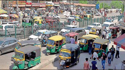 According to the office of traffic police, there are more than 25,000 auto-rickshaws and e-rickshaws on city roads. (Manish/HT) According to the office of traffic police, there are more than 25,000 auto-rickshaws and e-rickshaws on city roads. (Manish/HT)