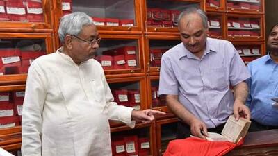 Bihar Research Society officials displaying Tibetan manuscripts collection to Bihar CM Nitish Kumar (HT Photo/Sourced) Bihar Research Society officials displaying Tibetan manuscripts collection to Bihar CM Nitish Kumar (HT Photo/Sourced)