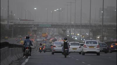 Both flyovers are more than two decades old. PWD has already been repairing joints of the Nangloi flyover on Rohtak Road in north Delhi over the last fortnight, impacting traffic along NH-10. (Representational Image//HT Photo) Both flyovers are more than two decades old. PWD has already been repairing joints of the Nangloi flyover on Rohtak Road in north Delhi over the last fortnight, impacting traffic along NH-10. (Representational Image//HT Photo)