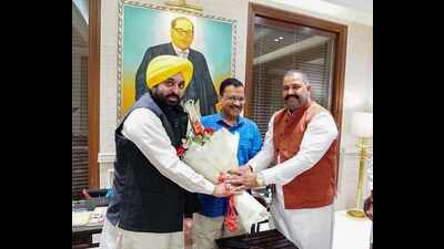 Newly elected Jalandhar Aam Aadmi Party (AAP) MP Sushil Kumar Rinku meets Delhi Chief Minister and party National Convener Arvind Kejriwal and Punjab CM Bhagwant Mann in New Delhi on Sunday. (ANI Photo) (ANI)